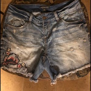 SIGNATURE STUDIO JEAN SHORTS